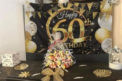 Miniature Location salle La Penne-sur-Huveaune (Bouches-du-Rhône) - Le Pajuto #4 Deux tranches de pain perdu avec glace vanille, chantilly, caramel et une framboise, servies sur une assiette blanche.