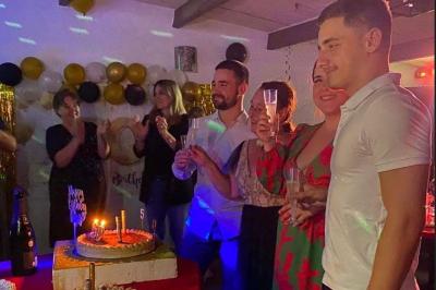 Miniature Location salle La Penne-sur-Huveaune (Bouches-du-Rhône) - Le Pajuto #12 Deux tranches de pain perdu avec glace vanille, chantilly, caramel et une framboise, servies sur une assiette blanche.