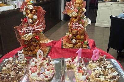 Miniature Location salle La Penne-sur-Huveaune (Bouches-du-Rhône) - Le Pajuto #17 Deux tranches de pain perdu avec glace vanille, chantilly, caramel et une framboise, servies sur une assiette blanche.