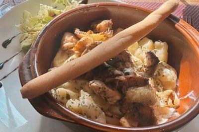 Miniature Location salle La Penne-sur-Huveaune (Bouches-du-Rhône) - Le Pajuto #26 Deux tranches de pain perdu avec glace vanille, chantilly, caramel et une framboise, servies sur une assiette blanche.