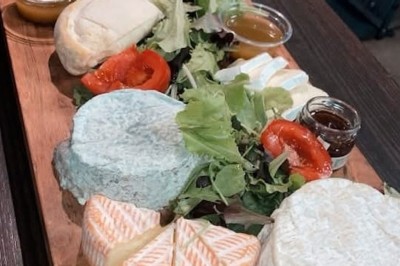 Miniature Location salle La Penne-sur-Huveaune (Bouches-du-Rhône) - Le Pajuto #29 Gâteau à deux étages décoré sur le thème de la série Peaky Blinders, avec des accessoires et détails vintage.