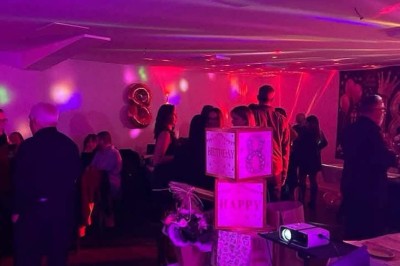 Miniature Location salle La Penne-sur-Huveaune (Bouches-du-Rhône) - Le Pajuto #9 Gâteau à deux étages décoré sur le thème de la série Peaky Blinders, avec des accessoires et détails vintage.