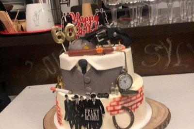 Miniature Location salle La Penne-sur-Huveaune (Bouches-du-Rhône) - Le Pajuto #35 Gâteau à deux étages décoré sur le thème de la série Peaky Blinders, avec des accessoires et détails vintage.