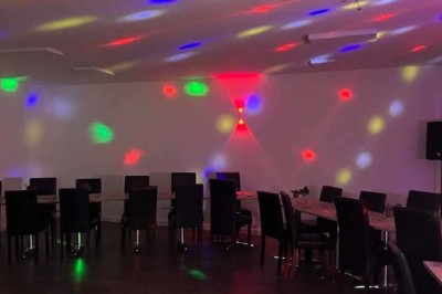 Miniature Location salle La Penne-sur-Huveaune (Bouches-du-Rhône) - Le Pajuto #10 Gâteau à deux étages décoré sur le thème de la série Peaky Blinders, avec des accessoires et détails vintage.