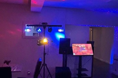 Miniature Location salle La Penne-sur-Huveaune (Bouches-du-Rhône) - Le Pajuto #22 Gâteau à deux étages décoré sur le thème de la série Peaky Blinders, avec des accessoires et détails vintage.