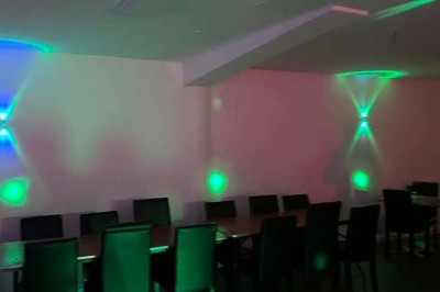 Miniature Location salle La Penne-sur-Huveaune (Bouches-du-Rhône) - Le Pajuto #24 Gâteau à deux étages décoré sur le thème de la série Peaky Blinders, avec des accessoires et détails vintage.