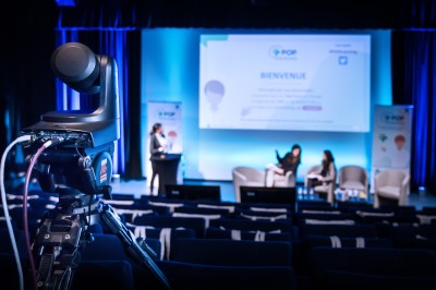 Un mannequin en combinaison d'astronaute près d'un buffet éclairé dans une salle à thème spatial.