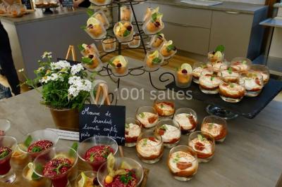 Des personnes en tenue de karaté pratiquent des exercices collectifs dans une salle aux murs en pierre et parquet en bois.