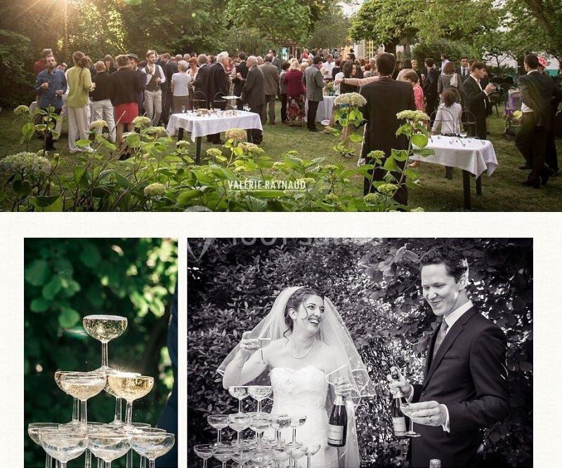 Groupe de personnes réunies dans un jardin pour une réception, avec des tables dressées et une fontaine de champagne.