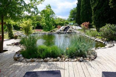 Des personnes en tenue de karaté pratiquent des exercices collectifs dans une salle aux murs en pierre et parquet en bois.