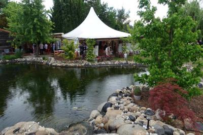 Des personnes en tenue de karaté pratiquent des exercices collectifs dans une salle aux murs en pierre et parquet en bois.