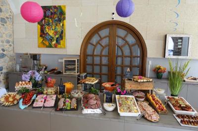 Des personnes en tenue de karaté pratiquent des exercices collectifs dans une salle aux murs en pierre et parquet en bois.