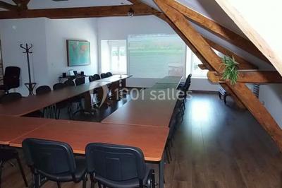 Chambre lumineuse avec murs jaunes, deux lits simples, décorations florales et une peluche sur un lit.