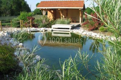 Chambre lumineuse avec murs jaunes, deux lits simples, décorations florales et une peluche sur un lit.