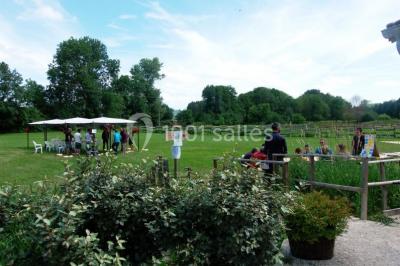 Chambre lumineuse avec murs jaunes, deux lits simples, décorations florales et une peluche sur un lit.