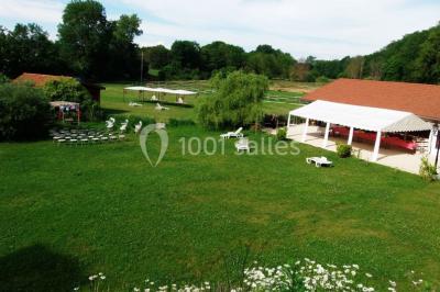 Chambre lumineuse avec murs jaunes, deux lits simples, décorations florales et une peluche sur un lit.