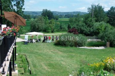 Chambre lumineuse avec murs jaunes, deux lits simples, décorations florales et une peluche sur un lit.