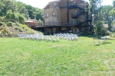 Chambre lumineuse avec murs jaunes, deux lits simples, décorations florales et une peluche sur un lit.