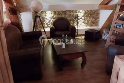 Chambre lumineuse avec murs jaunes, deux lits simples, décorations florales et une peluche sur un lit.