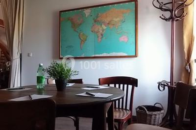 Chambre lumineuse avec murs jaunes, deux lits simples, décorations florales et une peluche sur un lit.