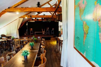 Chambre lumineuse avec murs jaunes, deux lits simples, décorations florales et une peluche sur un lit.