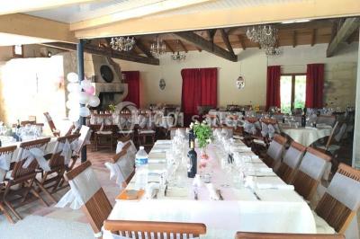 Bouteille de vin rouge dans une caisse en bois ouverte, posée contre un mur en pierre.