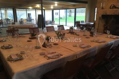 Espace extérieur décoré avec guirlandes lumineuses, fauteuils et tonnelle, au crépuscule dans un jardin.