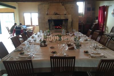 Espace extérieur décoré avec guirlandes lumineuses, fauteuils et tonnelle, au crépuscule dans un jardin.