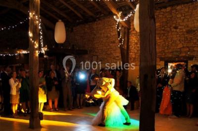 Terrains de tennis extérieurs entourés de verdure, avec des joueurs en action sous un ciel dégagé.