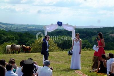 Terrains de tennis extérieurs entourés de verdure, avec des joueurs en action sous un ciel dégagé.