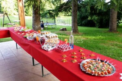Terrains de tennis extérieurs entourés de verdure, avec des joueurs en action sous un ciel dégagé.