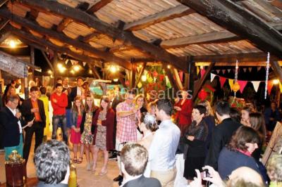 Terrains de tennis extérieurs entourés de verdure, avec des joueurs en action sous un ciel dégagé.