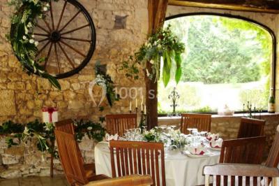 Terrains de tennis extérieurs entourés de verdure, avec des joueurs en action sous un ciel dégagé.