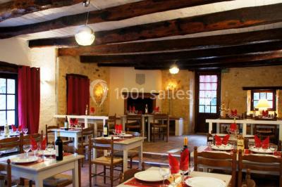 Un groupe de personnes assises en cercle en plein air, discutant près d'un tableau blanc, entouré d'arbres.