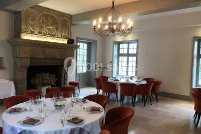 Dortoir lumineux avec plusieurs lits simples alignés, draps blancs et cartes géographiques accrochées aux murs.