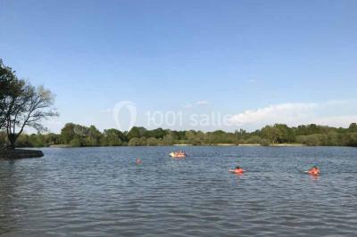 Table décorée pour un buffet avec des éléments naturels, des verrines, des fruits et des décorations en osier.