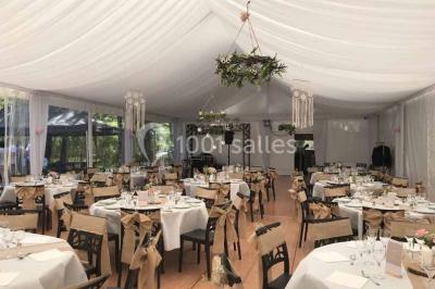 Table décorée pour un buffet avec des éléments naturels, des verrines, des fruits et des décorations en osier.