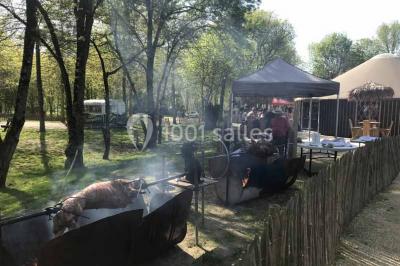 Table décorée pour un buffet avec des éléments naturels, des verrines, des fruits et des décorations en osier.