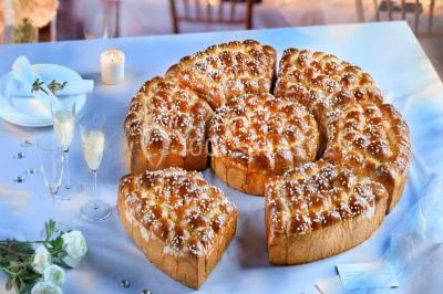 Table décorée pour un buffet avec des éléments naturels, des verrines, des fruits et des décorations en osier.