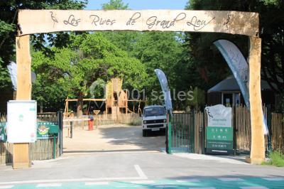 Table décorée pour un buffet avec des éléments naturels, des verrines, des fruits et des décorations en osier.