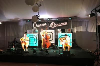 Table décorée pour un buffet avec des éléments naturels, des verrines, des fruits et des décorations en osier.