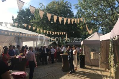 Table décorée pour un buffet avec des éléments naturels, des verrines, des fruits et des décorations en osier.