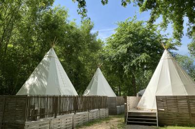 Table décorée pour un buffet avec des éléments naturels, des verrines, des fruits et des décorations en osier.
