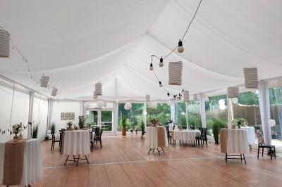 Table décorée pour un buffet avec des éléments naturels, des verrines, des fruits et des décorations en osier.