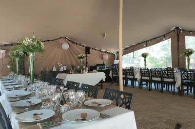 Table décorée pour un buffet avec des éléments naturels, des verrines, des fruits et des décorations en osier.