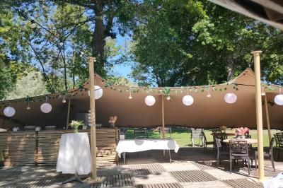 Table décorée pour un buffet avec des éléments naturels, des verrines, des fruits et des décorations en osier.