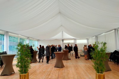 Table décorée pour un buffet avec des éléments naturels, des verrines, des fruits et des décorations en osier.