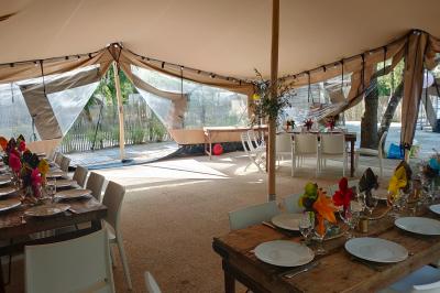 Table décorée pour un buffet avec des éléments naturels, des verrines, des fruits et des décorations en osier.