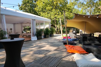 Table décorée pour un buffet avec des éléments naturels, des verrines, des fruits et des décorations en osier.
