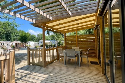 Table décorée pour un buffet avec des éléments naturels, des verrines, des fruits et des décorations en osier.